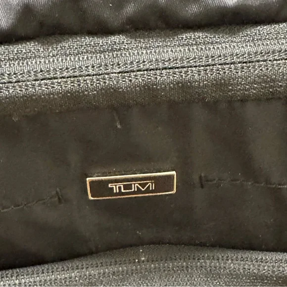 Tumi Black Nylon Carry On Luggage Suitcase 2 Wheels - Picture 3 of 13